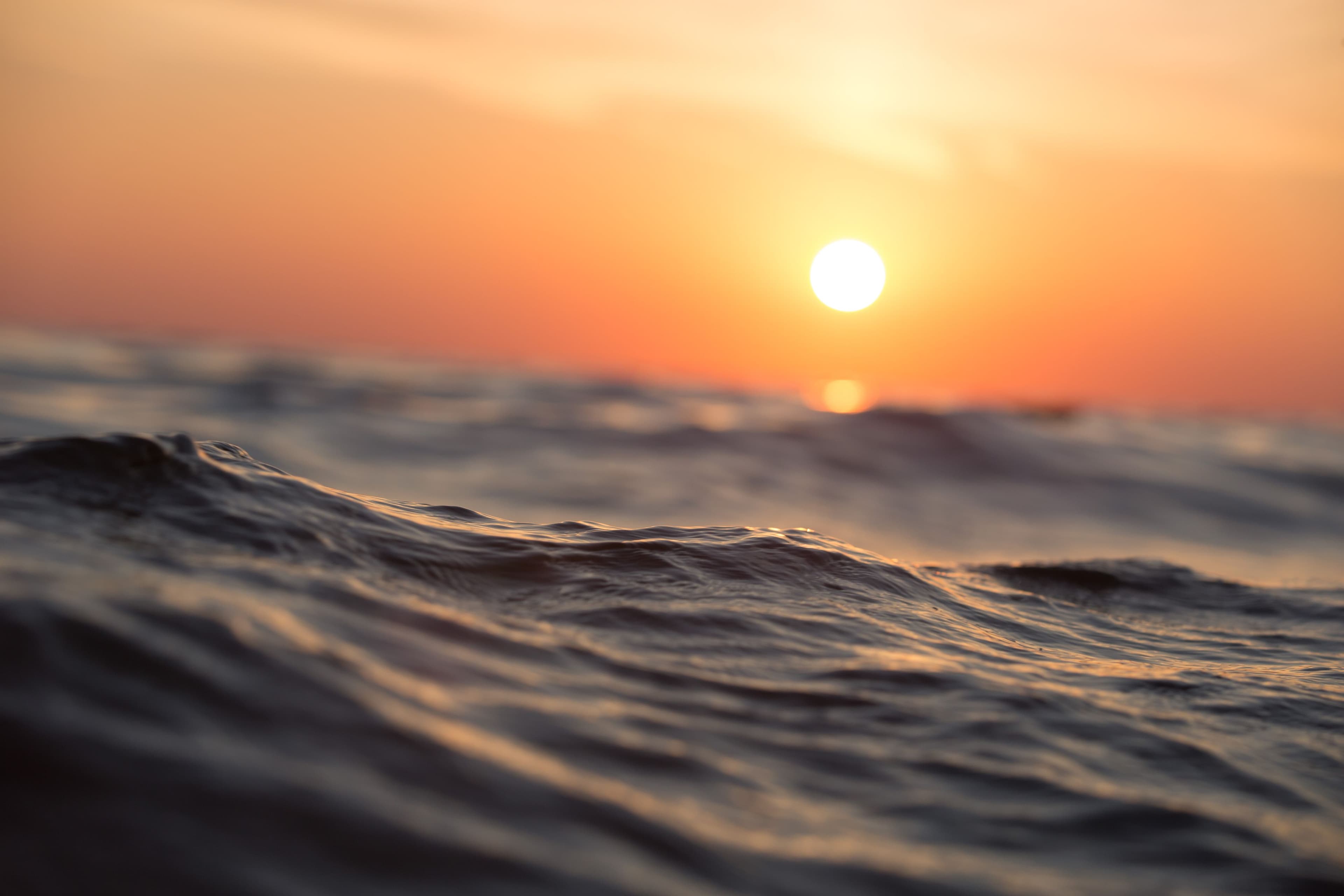 Detalle de ondas en el agua al atardecer